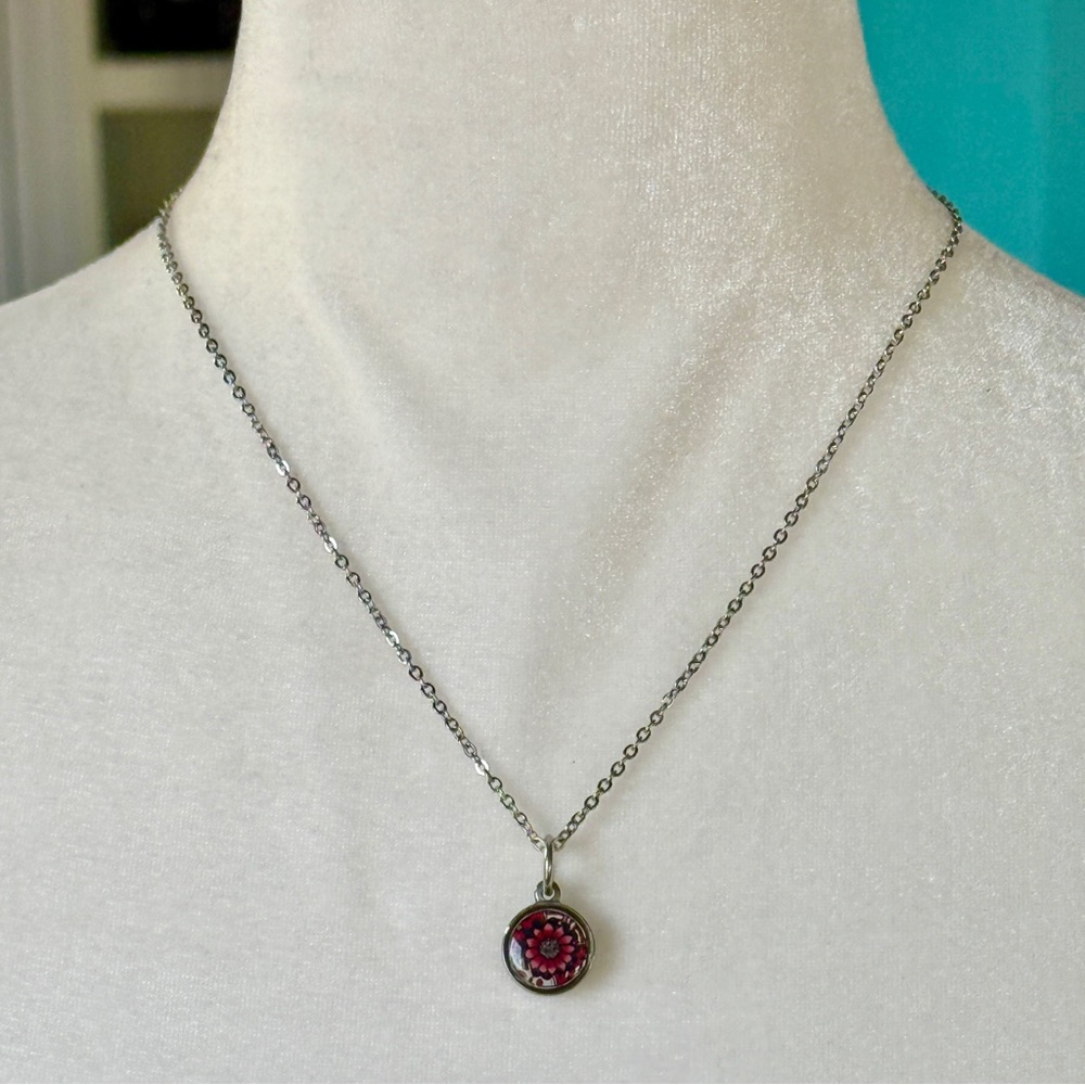 NEW without TAGS Reversible Red Flower Small Circle Necklace - Picture 5 of 12